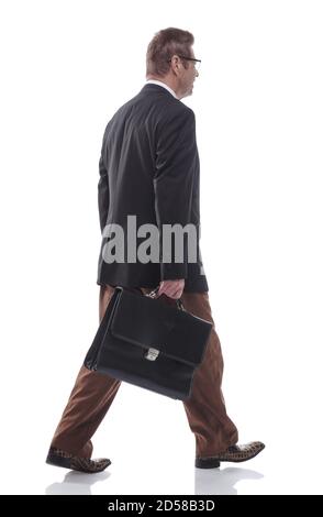 vista laterale. uomo d'affari riuscito con una valigetta di pelle che si fa avanti Foto Stock