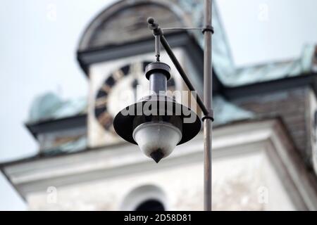 Lampada tradizionale di strada nella città vecchia di Kuldiga, Lettonia Foto Stock