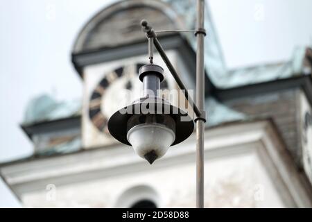 Lampada tradizionale di strada nella città vecchia di Kuldiga, Lettonia Foto Stock