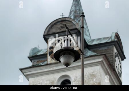 Lampada tradizionale di strada nella città vecchia di Kuldiga, Lettonia Foto Stock