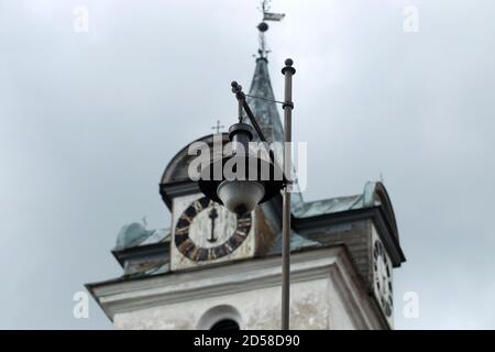 Lampada tradizionale di strada nella città vecchia di Kuldiga, Lettonia Foto Stock