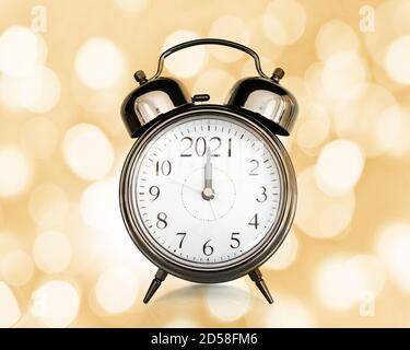 2021 scritto su una sveglia vintage, bokeh luci sfondo, felice festa di capodanno e concetto di festa di mezzanotte conto alla rovescia Foto Stock