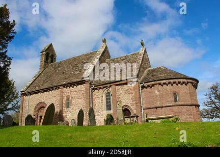 La Chiesa di Santa Maria e di San Davide è una chiesa parrocchiale inglese di Kilpeck, nella contea inglese di Herefordshire. Foto Stock