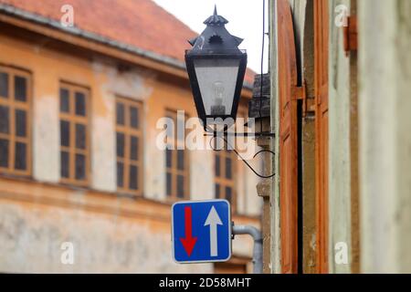 Lampada tradizionale di strada nella città vecchia di Kuldiga, Lettonia Foto Stock