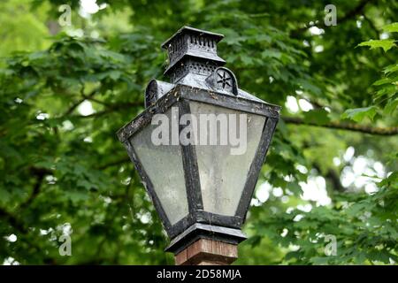 Lampada tradizionale di strada nella città vecchia di Kuldiga, Lettonia Foto Stock