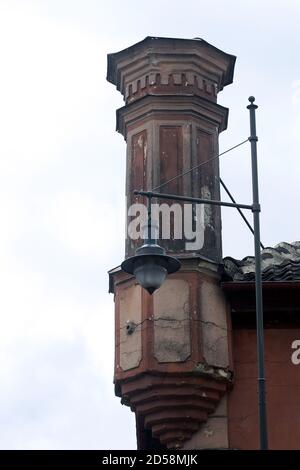 Lampada tradizionale di strada nella città vecchia di Kuldiga, Lettonia Foto Stock