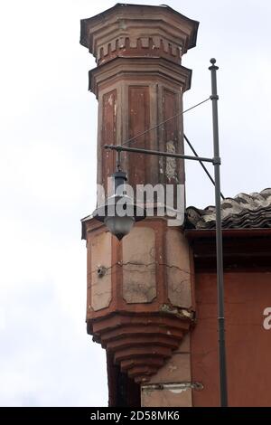 Lampada tradizionale di strada nella città vecchia di Kuldiga, Lettonia Foto Stock