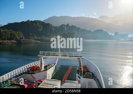 Traghetto che arriva a Chaiten da Puerto Montt, Palena, Los Lagos, Cile Foto Stock