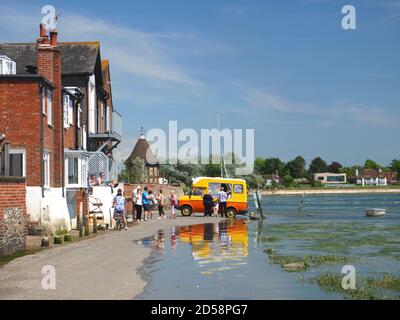 La marea entra nel porto di Bosham, West Sussex, teatro del tentativo di Re Canuto di fermare la marea. Foto Stock