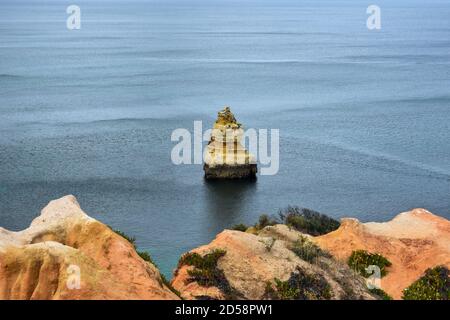 Una solitaria scogliera sul mare di Lagos, Algarve Foto Stock