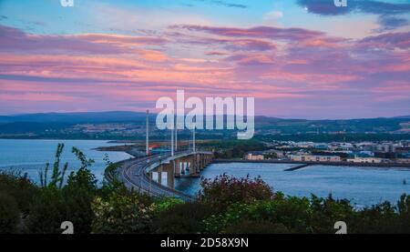 Kessock Bridge attraverso Beauly Firth al tramonto, Inverness, Scozia, Regno Unito Foto Stock