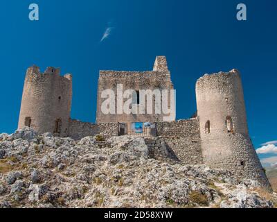 Le imponenti mura del castello di Rocca Calascio Foto Stock