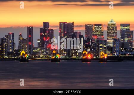 Thames Barrier di fronte al Canary Wharf al crepuscolo, Londra, Inghilterra, Regno Unito Foto Stock