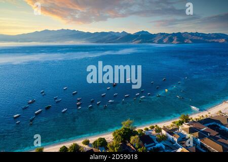 Vista aerea delle barche ancorate dalla spiaggia al mattino, Gili Trawangan, Lombok, Indonesia Foto Stock