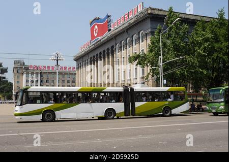 08.08.2012, Pyongyang, Corea del Nord, Asia - traffico di strada quotidiano su Sungri Street, nel centro della capitale della Corea del Nord con un bus di tram. Foto Stock