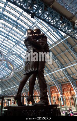 'The Meeting Place' scultura in bronzo di Paul Day alla stazione ferroviaria internazionale di St Pancras, Londra, Regno Unito Foto Stock