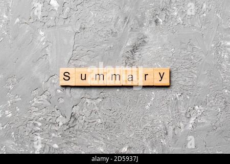 Sommario parola scritta sul blocco di legno. Il testo di riepilogo sulla tabella, concetto. Foto Stock
