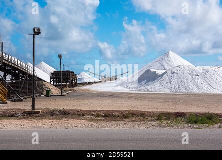 Le alte montagne di sale sulle Saline Bonaire Foto Stock