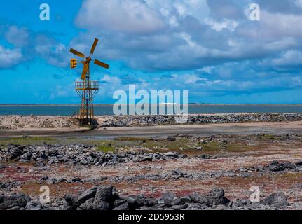 Mulino a vento in ferro dipinto lungo la costa sud di Bonaire. Foto Stock