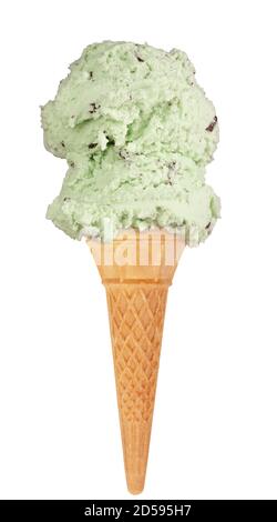 Due cucchiai di gelato a base di choc alla menta in un cono di waffle. Foto Stock