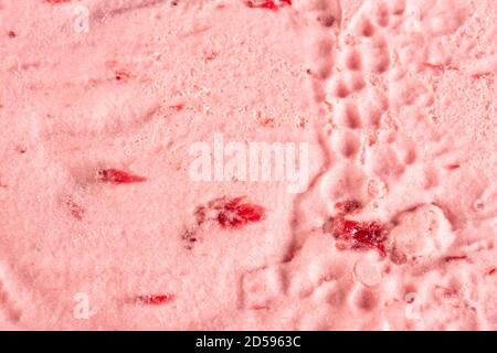 Primo piano astratto di gelato alla fragola, utile come struttura o sfondo. Foto Stock