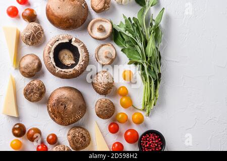 Funghi Portabello ingredienti per la cottura, formaggio cheddar, pomodori ciliegini e salvia su sfondo bianco, spazio di visualizzazione superiore per il testo. Foto Stock