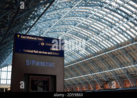 Tetto ad arco in acciaio e vetro sopra la piattaforma Eurostar a. Stazione ferroviaria internazionale di St Pancras Foto Stock