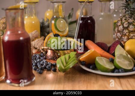 Frutta fresca e verdure con spremute fresche Foto Stock