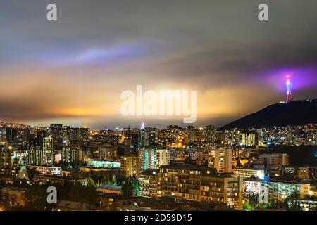 Spettacolare cielo notturno sulla città di Tbilisi, Georgia Foto Stock