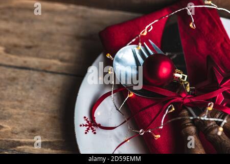 Vista dall'alto di un luogo di Natale su un legno tabella Foto Stock