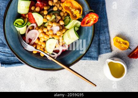Insalata fresca con ceci, cetrioli, pomodoro, cipolla e peperoncino Foto Stock