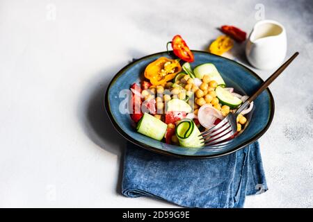 Insalata fresca con ceci, cetrioli, pomodoro, cipolla e peperoncino Foto Stock