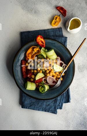 Insalata fresca con ceci, cetrioli, pomodoro, cipolla e peperoncino Foto Stock