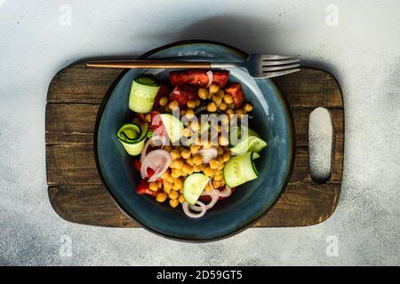Insalata fresca con ceci, cetrioli, pomodoro, cipolla e peperoncino Foto Stock