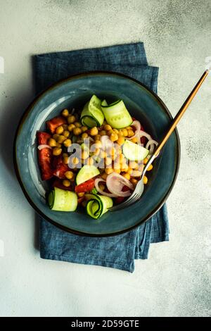 Insalata fresca con ceci, cetrioli, pomodoro, cipolla e peperoncino Foto Stock