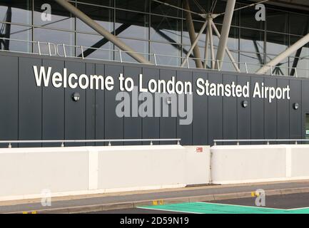 Area deserta di rientro di fronte all'edificio del terminal dell'aeroporto di Stansted nell'Essex, Inghilterra, Regno Unito, in un normalmente affollato lunedì mattina 2020 ottobre Foto Stock
