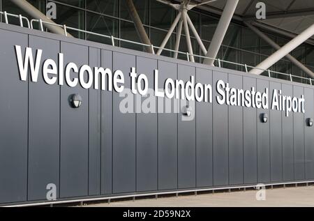 Area deserta di rientro di fronte all'edificio del terminal dell'aeroporto di Stansted nell'Essex, Inghilterra, Regno Unito, in un normalmente affollato lunedì mattina 2020 ottobre Foto Stock