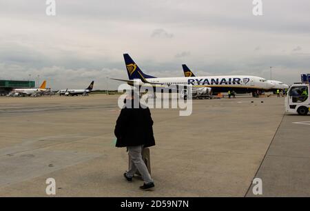 Imbarco del volo Ryanair FR2612 all'aeroporto di Stansted per Santander su una fredda nuvolosa mattinata di ottobre durante la pandemia di Stansted Essex Inghilterra Regno Unito Foto Stock