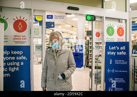 WIMBLEDON LONDRA, REGNO UNITO 13 OTTOBRE 2020. Una filiale del supermercato Tesco a Wimbledon installa un sistema di semafori automatizzato per regolare il numero di acquirenti che possono entrare in qualsiasi momento e contare quante persone sono autorizzate ad entrare nel negozio e quante persone lasciano con la porta che rimane chiusa fino a quando la luce non gira verde. Si tratta di uno sforzo volto a contenere la diffusione delle infezioni da COVID-19 poiché i casi di coronavirus continuano ad aumentare nel Regno Unito. Credit: amer Ghazzal/Alamy Live News Foto Stock
