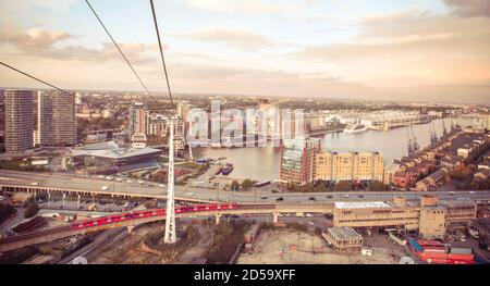 LONDRA, REGNO UNITO - 17 ottobre 2019: Londra, Inghilterra/Regno Unito, 17 ottobre 2019, Royal Docks vista panoramica del centro di Londra e del fiume Tamigi dal taxi Foto Stock