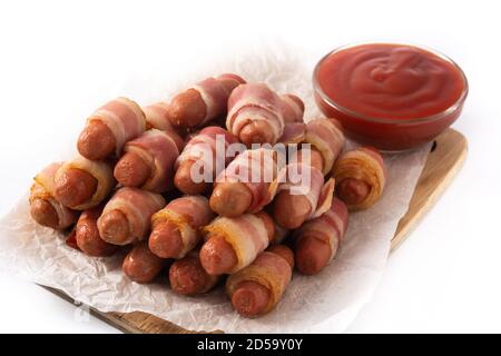 Maiale in coperte. Salsicce avvolte in pancetta affumicata isolata su sfondo bianco Foto Stock