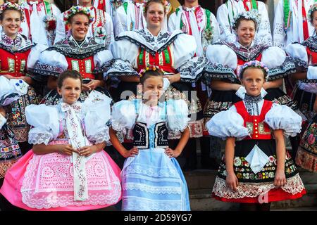 Bambini e giovani donne in costumi tradizionali Europa Moravia del Sud Repubblica Ceca Foto Stock