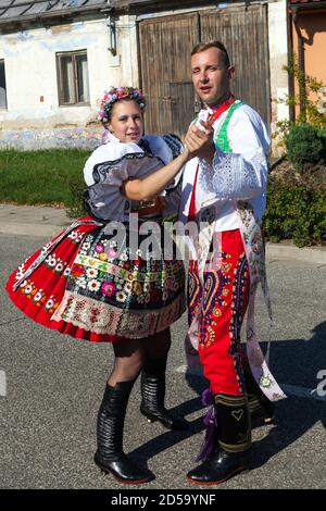 Una coppia danzante in costume tradizionale folklore ceco Moravia meridionale Repubblica Ceca Foto Stock