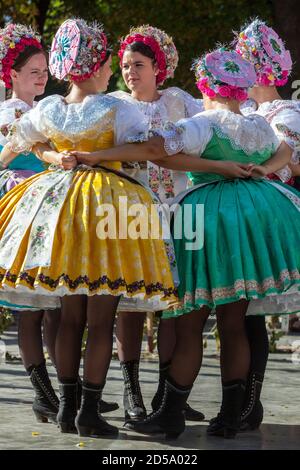 Donne che ballano in abito tradizionale ceco folklore sud Moravia ceco Repubblica danzante Foto Stock