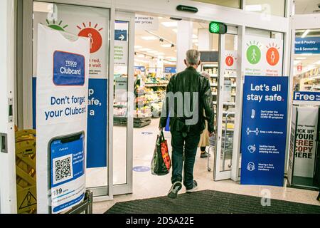 WIMBLEDON LONDRA, REGNO UNITO 13 OTTOBRE 2020. Una filiale del supermercato Tesco a Wimbledon installa un sistema di semafori automatizzato per regolare il numero di acquirenti che possono entrare in qualsiasi momento e contare quante persone sono autorizzate ad entrare nel negozio e quante persone lasciano con la porta che rimane chiusa fino a quando la luce non gira verde. Si tratta di uno sforzo volto a contenere la diffusione delle infezioni da COVID-19 poiché i casi di coronavirus continuano ad aumentare nel Regno Unito. Credit: amer Ghazzal/Alamy Live News Foto Stock