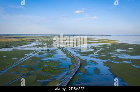 Vista aerea della strada Chalerm Phra Kiat di giorno a Thale noi, Phatthalung, Thailandia Foto Stock