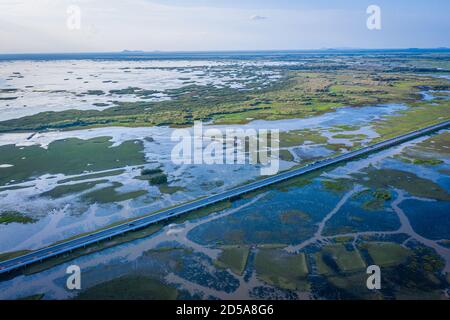 Vista aerea della strada Chalerm Phra Kiat di giorno a Thale noi, Phatthalung, Thailandia Foto Stock