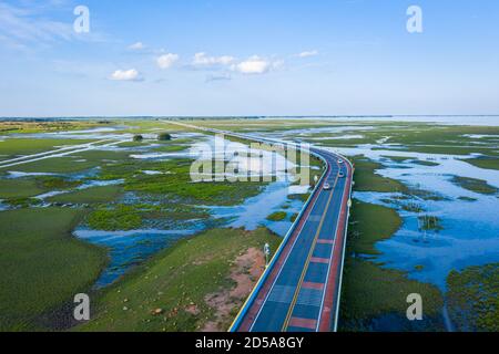 Vista aerea della strada Chalerm Phra Kiat di giorno a Thale noi, Phatthalung, Thailandia Foto Stock