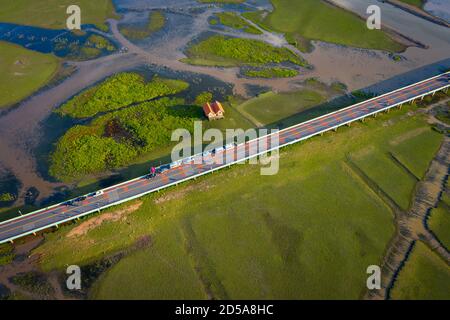 Vista aerea della strada Chalerm Phra Kiat di giorno a Thale noi, Phatthalung, Thailandia Foto Stock