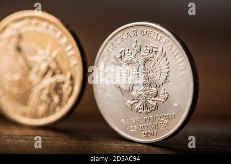 Moneta rublo russa prima del dollaro americano Foto Stock